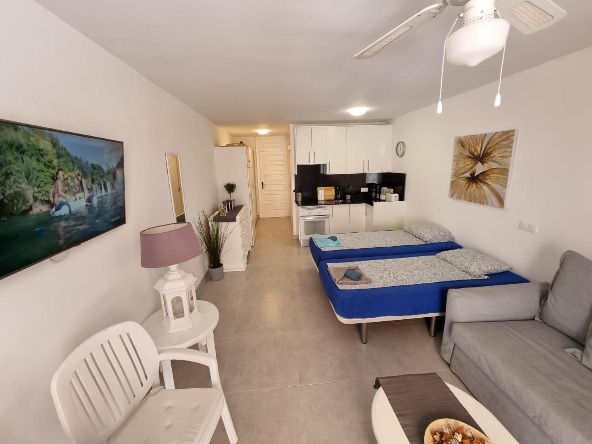Studio No 2 Just 100 To Beach And Sea, Large Terrace, Heated Pool, Wifi, Aircondition For A Fee Playa de las Américas Exterior foto