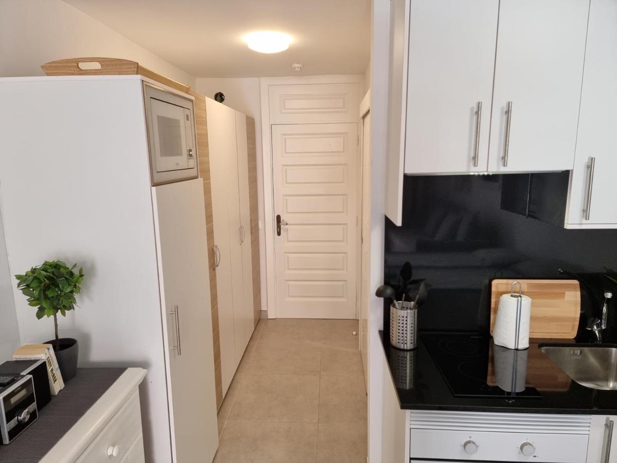 Studio No 2 Just 100 To Beach And Sea, Large Terrace, Heated Pool, Wifi, Aircondition For A Fee Playa de las Américas Exterior foto