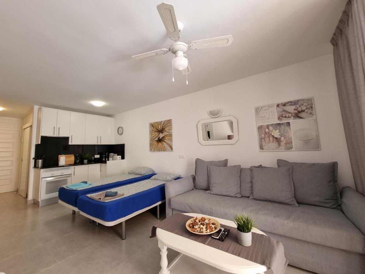 Studio No 2 Just 100 To Beach And Sea, Large Terrace, Heated Pool, Wifi, Aircondition For A Fee Playa de las Américas Exterior foto