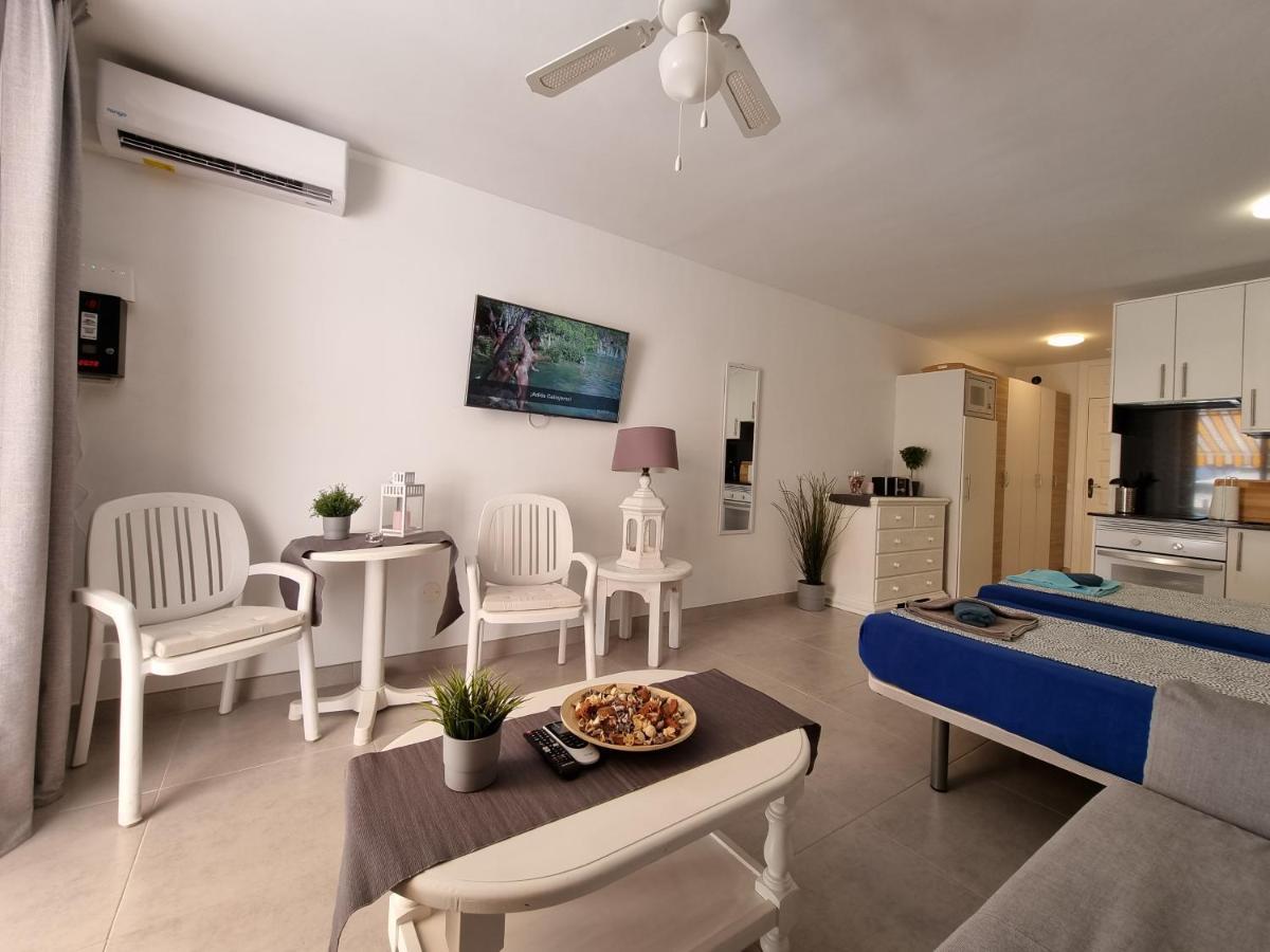 Studio No 2 Just 100 To Beach And Sea, Large Terrace, Heated Pool, Wifi, Aircondition For A Fee Playa de las Américas Exterior foto
