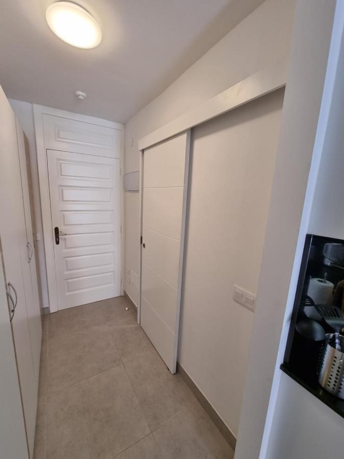 Studio No 2 Just 100 To Beach And Sea, Large Terrace, Heated Pool, Wifi, Aircondition For A Fee Playa de las Américas Exterior foto