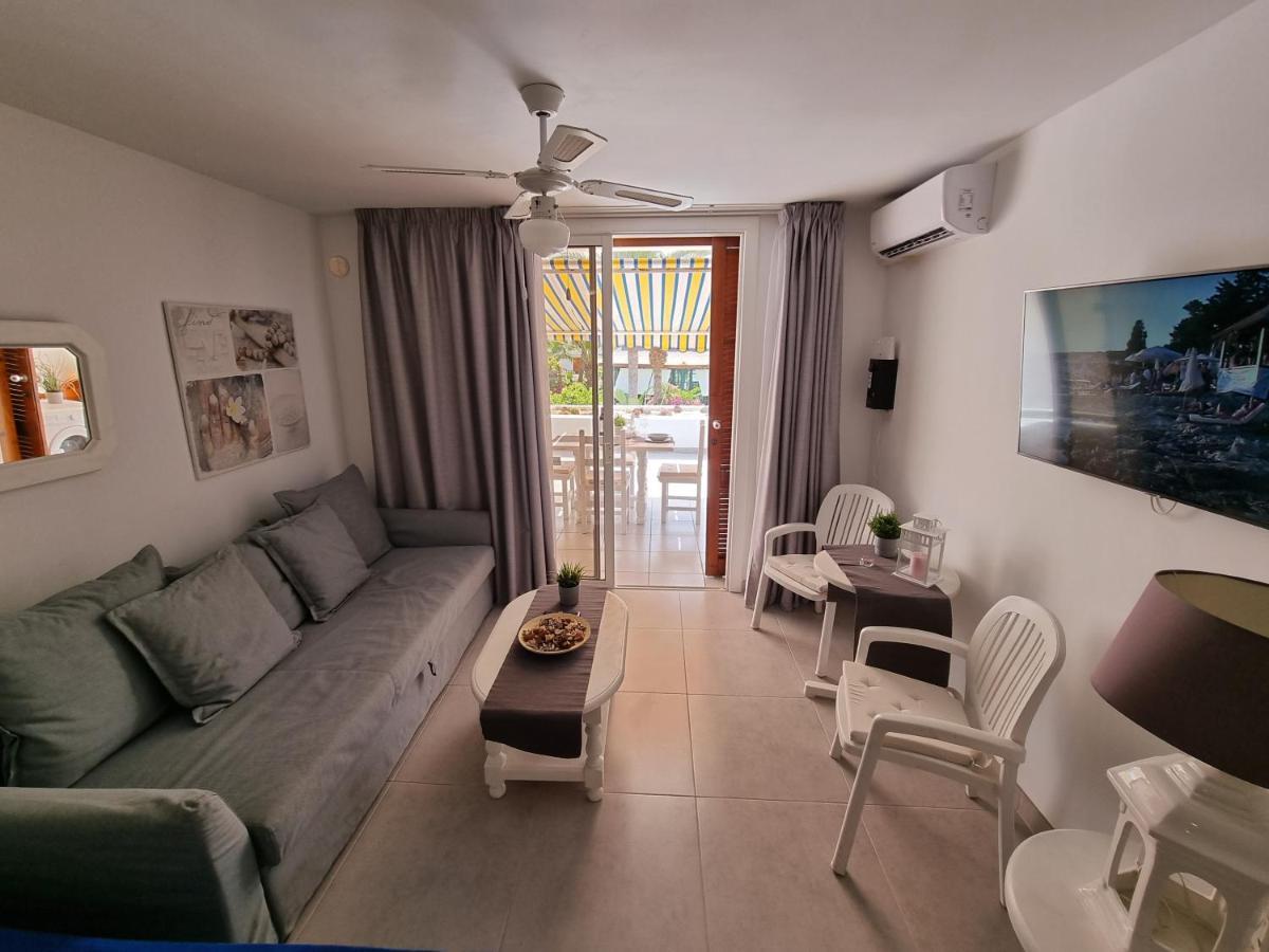 Studio No 2 Just 100 To Beach And Sea, Large Terrace, Heated Pool, Wifi, Aircondition For A Fee Playa de las Américas Exterior foto